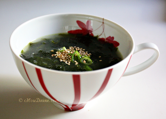 http://chowdivine.com/wp-content/uploads/2011/09/Miyeok-Guk_Seaweed-Soup-Cup-cD.jpg